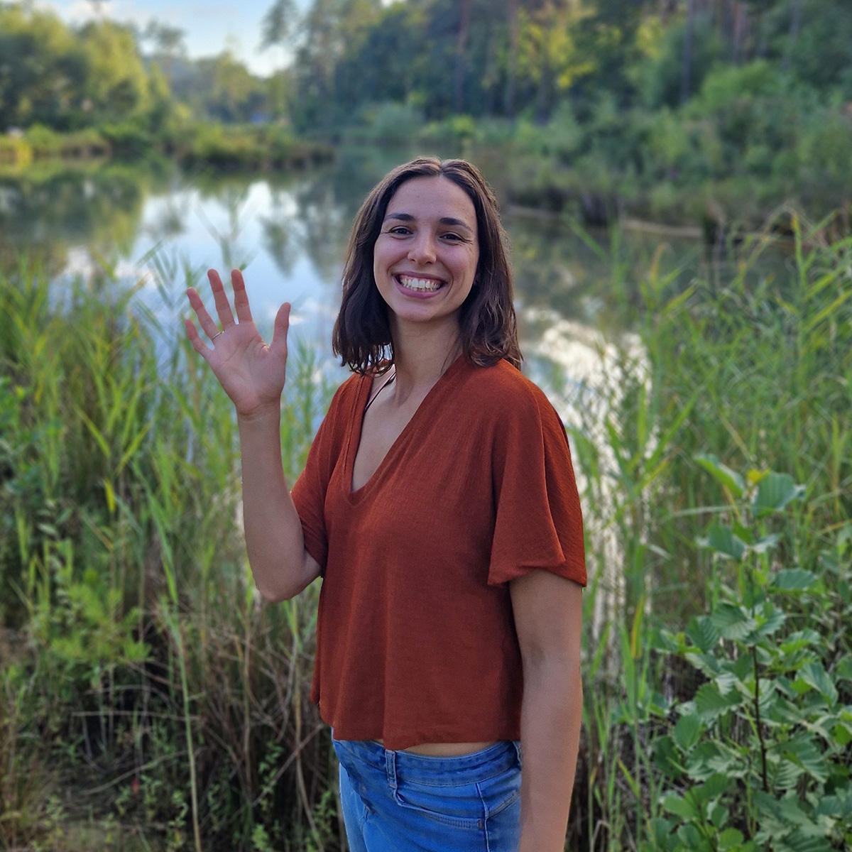 marika-docent-handjes-zwaaien